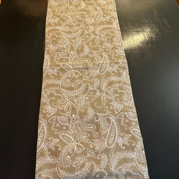 Mercer and Madison Home 100% cotton Table Runner 67 x 13 inches floral & Paisley - Picture 1 of 8